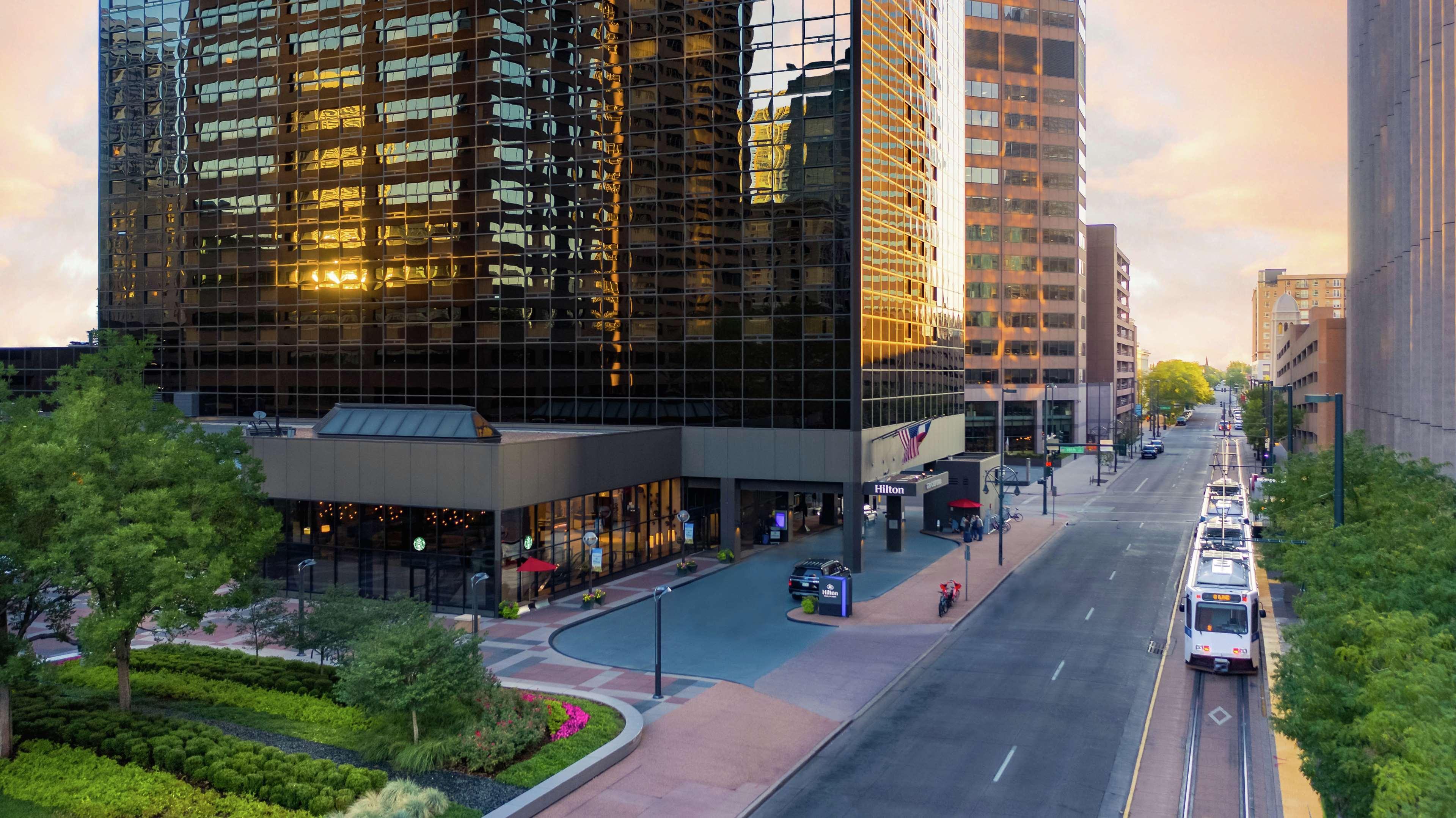 Hilton Denver City Center Экстерьер фото