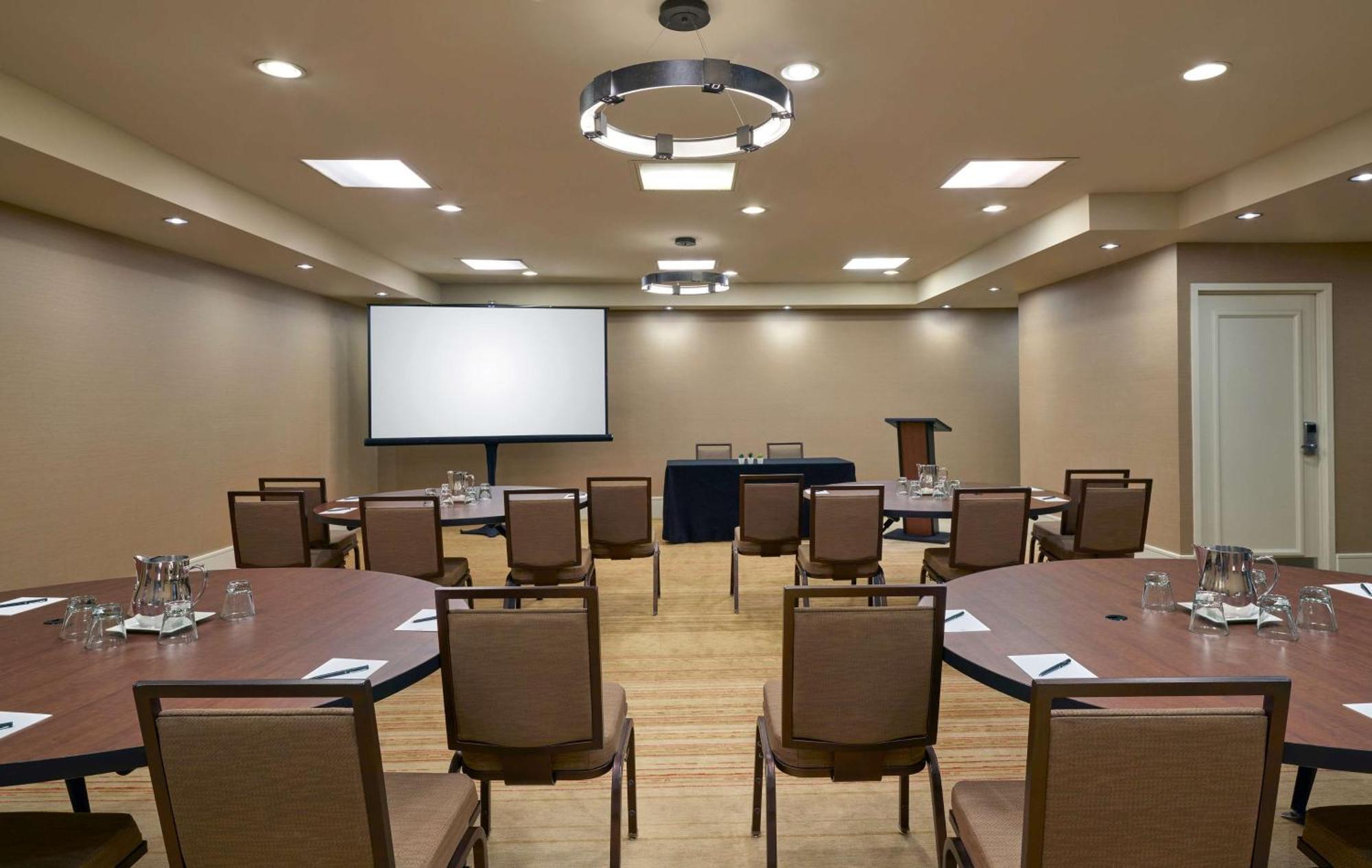 Hilton Denver City Center Экстерьер фото